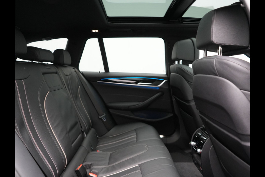 BMW 5 Serie Touring 530e xDrive Luxury Line PHEV 293pk Dealer O.H. | Panodak | Head Up | Camera | Lederen Comfortzetels Massage & Memory | Laser LED | Sfeerverlichting | Stuur Verwarmd | Keyless | Apple Carplay | Plug In Hybrid