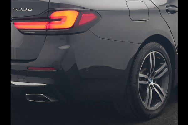 BMW 5 Serie Touring 530e xDrive Luxury Line PHEV 293pk Dealer O.H. | Panodak | Head Up | Camera | Lederen Comfortzetels Massage & Memory | Laser LED | Sfeerverlichting | Stuur Verwarmd | Keyless | Apple Carplay | Plug In Hybrid