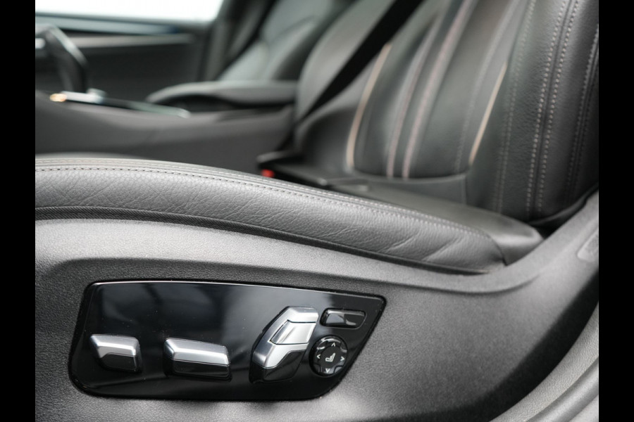BMW 5 Serie Touring 530e xDrive Luxury Line PHEV 293pk Dealer O.H. | Panodak | Head Up | Camera | Lederen Comfortzetels Massage & Memory | Laser LED | Sfeerverlichting | Stuur Verwarmd | Keyless | Apple Carplay | Plug In Hybrid