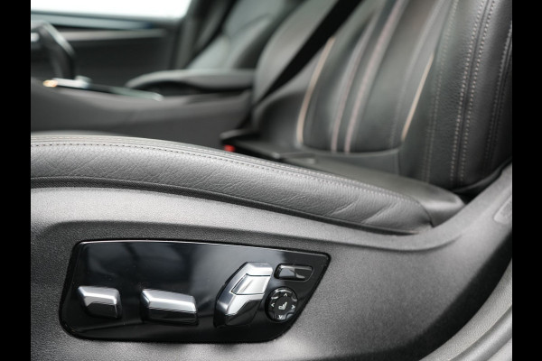 BMW 5 Serie Touring 530e xDrive Luxury Line PHEV 293pk Dealer O.H. | Panodak | Head Up | Camera | Lederen Comfortzetels Massage & Memory | Laser LED | Sfeerverlichting | Stuur Verwarmd | Keyless | Apple Carplay | Plug In Hybrid