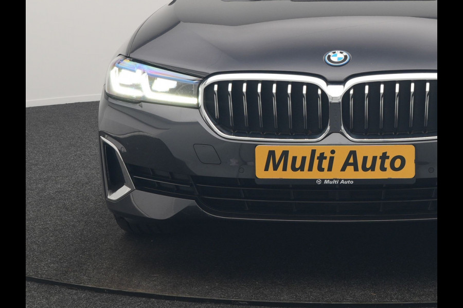 BMW 5 Serie Touring 530e xDrive Luxury Line PHEV 293pk Dealer O.H. | Panodak | Head Up | Camera | Lederen Comfortzetels Massage & Memory | Laser LED | Sfeerverlichting | Stuur Verwarmd | Keyless | Apple Carplay | Plug In Hybrid