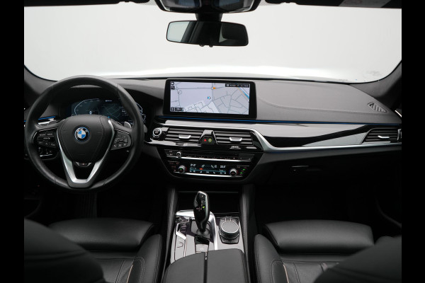 BMW 5 Serie Touring 530e xDrive Luxury Line PHEV 293pk Dealer O.H. | Panodak | Head Up | Camera | Lederen Comfortzetels Massage & Memory | Laser LED | Sfeerverlichting | Stuur Verwarmd | Keyless | Apple Carplay | Plug In Hybrid