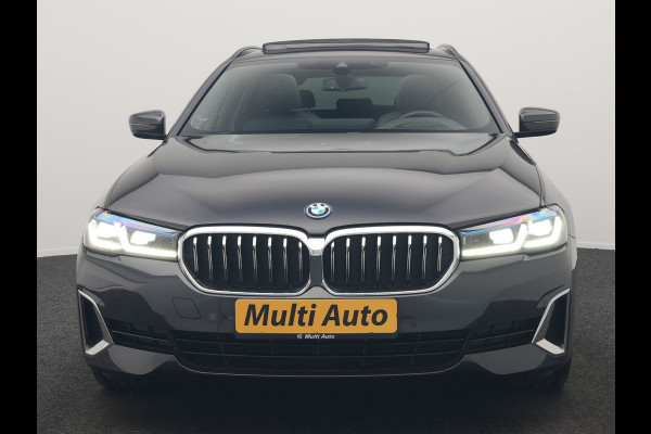 BMW 5 Serie Touring 530e xDrive Luxury Line PHEV 293pk Dealer O.H. | Panodak | Head Up | Camera | Lederen Comfortzetels Massage & Memory | Laser LED | Sfeerverlichting | Stuur Verwarmd | Keyless | Apple Carplay | Plug In Hybrid