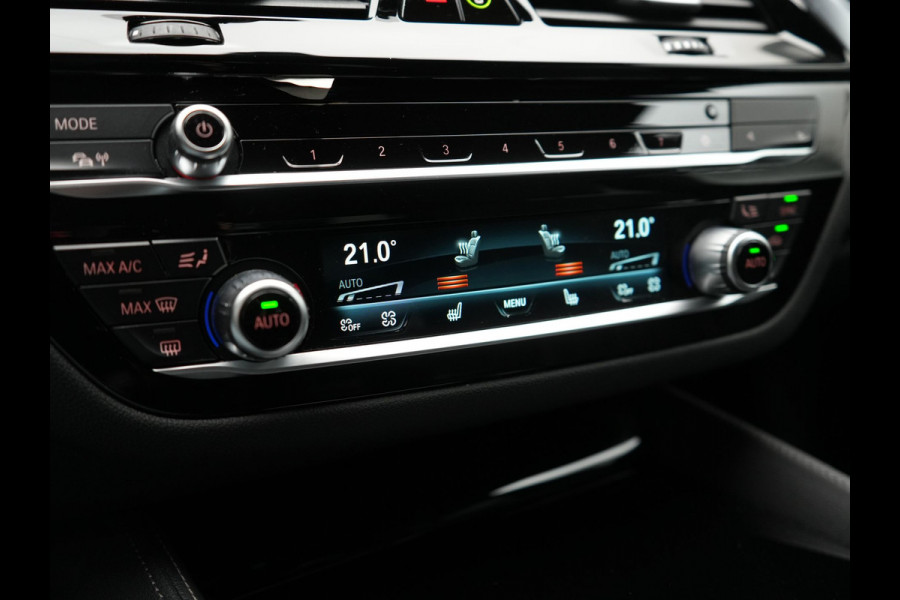 BMW 5 Serie Touring 530e xDrive Luxury Line PHEV 293pk Dealer O.H. | Panodak | Head Up | Camera | Lederen Comfortzetels Massage & Memory | Laser LED | Sfeerverlichting | Stuur Verwarmd | Keyless | Apple Carplay | Plug In Hybrid