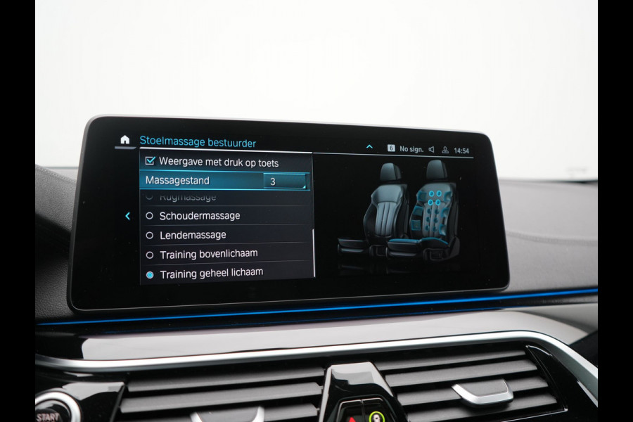 BMW 5 Serie Touring 530e xDrive Luxury Line PHEV 293pk Dealer O.H. | Panodak | Head Up | Camera | Lederen Comfortzetels Massage & Memory | Laser LED | Sfeerverlichting | Stuur Verwarmd | Keyless | Apple Carplay | Plug In Hybrid