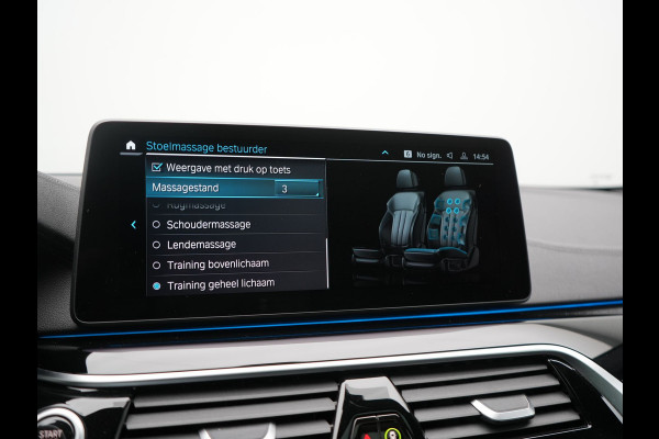 BMW 5 Serie Touring 530e xDrive Luxury Line PHEV 293pk Dealer O.H. | Panodak | Head Up | Camera | Lederen Comfortzetels Massage & Memory | Laser LED | Sfeerverlichting | Stuur Verwarmd | Keyless | Apple Carplay | Plug In Hybrid
