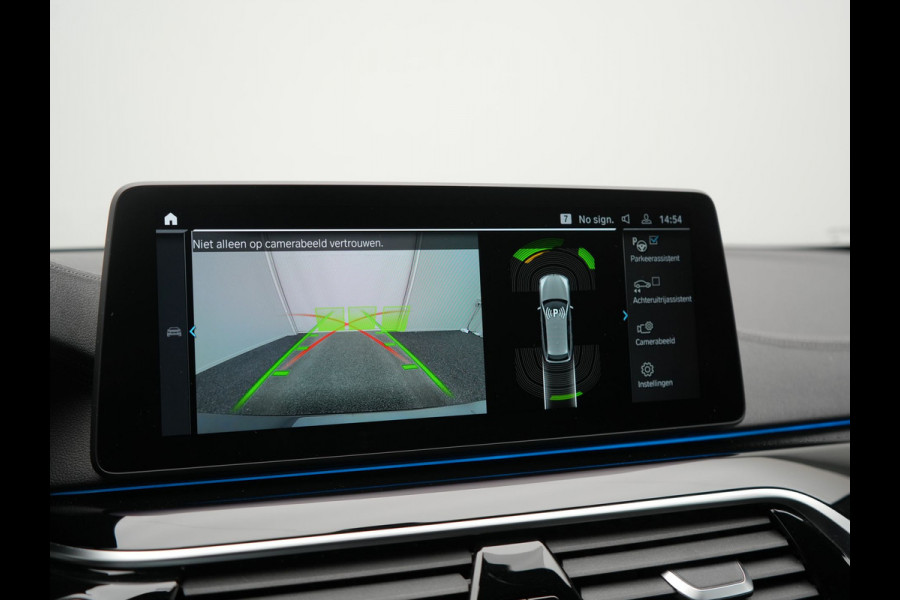 BMW 5 Serie Touring 530e xDrive Luxury Line PHEV 293pk Dealer O.H. | Panodak | Head Up | Camera | Lederen Comfortzetels Massage & Memory | Laser LED | Sfeerverlichting | Stuur Verwarmd | Keyless | Apple Carplay | Plug In Hybrid