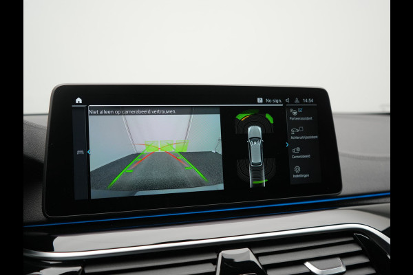 BMW 5 Serie Touring 530e xDrive Luxury Line PHEV 293pk Dealer O.H. | Panodak | Head Up | Camera | Lederen Comfortzetels Massage & Memory | Laser LED | Sfeerverlichting | Stuur Verwarmd | Keyless | Apple Carplay | Plug In Hybrid