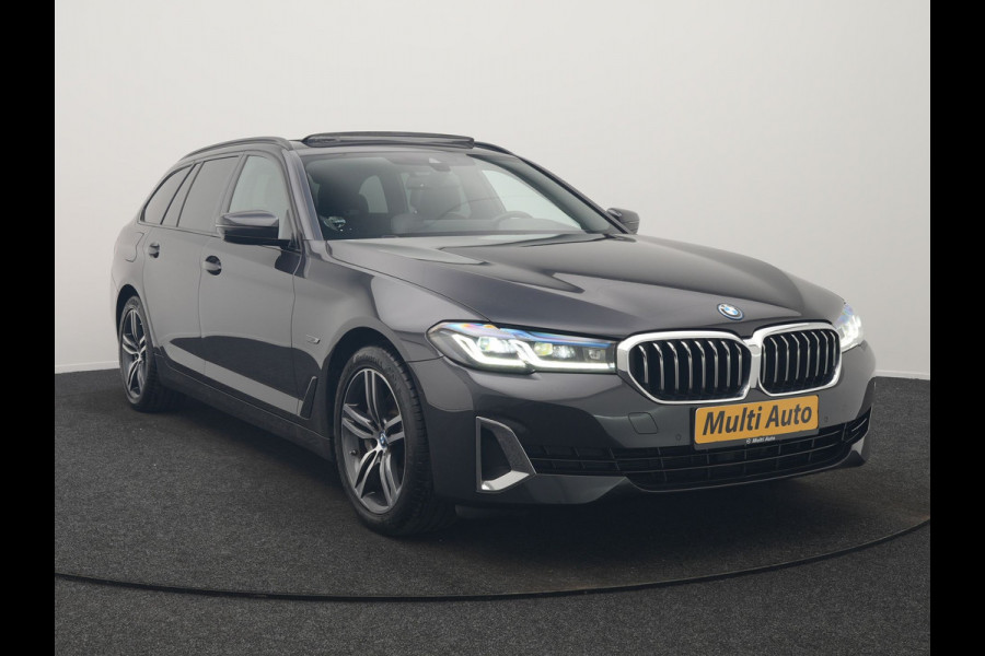 BMW 5 Serie Touring 530e xDrive Luxury Line PHEV 293pk Dealer O.H. | Panodak | Head Up | Camera | Lederen Comfortzetels Massage & Memory | Laser LED | Sfeerverlichting | Stuur Verwarmd | Keyless | Apple Carplay | Plug In Hybrid