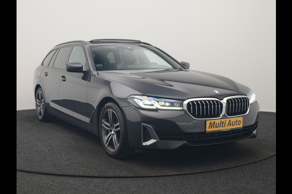 BMW 5 Serie Touring 530e xDrive Luxury Line PHEV 293pk Dealer O.H. | Panodak | Head Up | Camera | Lederen Comfortzetels Massage & Memory | Laser LED | Sfeerverlichting | Stuur Verwarmd | Keyless | Apple Carplay | Plug In Hybrid