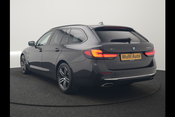 BMW 5 Serie Touring 530e xDrive Luxury Line PHEV 293pk Dealer O.H. | Panodak | Head Up | Camera | Lederen Comfortzetels Massage & Memory | Laser LED | Sfeerverlichting | Stuur Verwarmd | Keyless | Apple Carplay | Plug In Hybrid