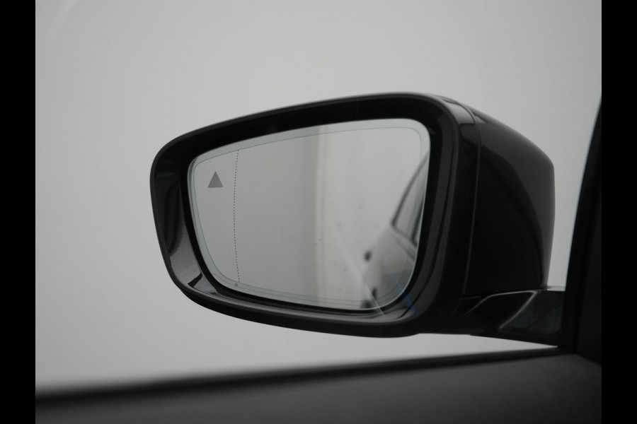 BMW 5 Serie Touring 530e xDrive Luxury Line PHEV 293pk Dealer O.H. | Panodak | Head Up | Camera | Lederen Comfortzetels Massage & Memory | Laser LED | Sfeerverlichting | Stuur Verwarmd | Keyless | Apple Carplay | Plug In Hybrid