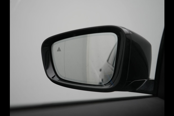 BMW 5 Serie Touring 530e xDrive Luxury Line PHEV 293pk Dealer O.H. | Panodak | Head Up | Camera | Lederen Comfortzetels Massage & Memory | Laser LED | Sfeerverlichting | Stuur Verwarmd | Keyless | Apple Carplay | Plug In Hybrid