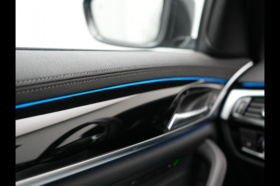 BMW 5 Serie Touring 530e xDrive Luxury Line PHEV 293pk Dealer O.H. | Panodak | Head Up | Camera | Lederen Comfortzetels Massage & Memory | Laser LED | Sfeerverlichting | Stuur Verwarmd | Keyless | Apple Carplay | Plug In Hybrid