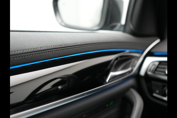 BMW 5 Serie Touring 530e xDrive Luxury Line PHEV 293pk Dealer O.H. | Panodak | Head Up | Camera | Lederen Comfortzetels Massage & Memory | Laser LED | Sfeerverlichting | Stuur Verwarmd | Keyless | Apple Carplay | Plug In Hybrid