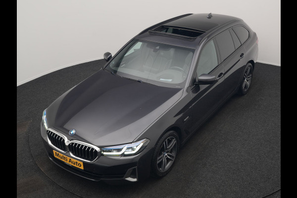 BMW 5 Serie Touring 530e xDrive Luxury Line PHEV 293pk Dealer O.H. | Panodak | Head Up | Camera | Lederen Comfortzetels Massage & Memory | Laser LED | Sfeerverlichting | Stuur Verwarmd | Keyless | Apple Carplay | Plug In Hybrid