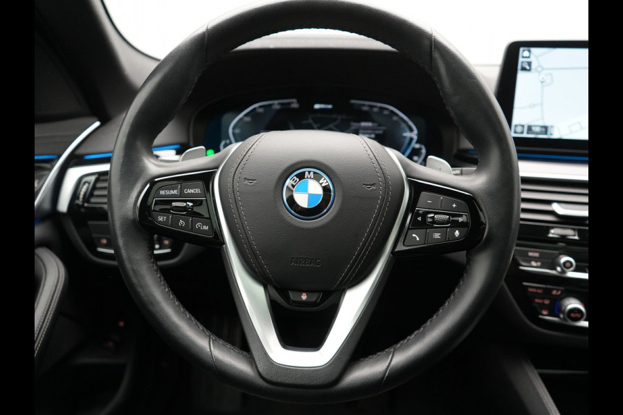 BMW 5 Serie Touring 530e xDrive Luxury Line PHEV 293pk Dealer O.H. | Panodak | Head Up | Camera | Lederen Comfortzetels Massage & Memory | Laser LED | Sfeerverlichting | Stuur Verwarmd | Keyless | Apple Carplay | Plug In Hybrid