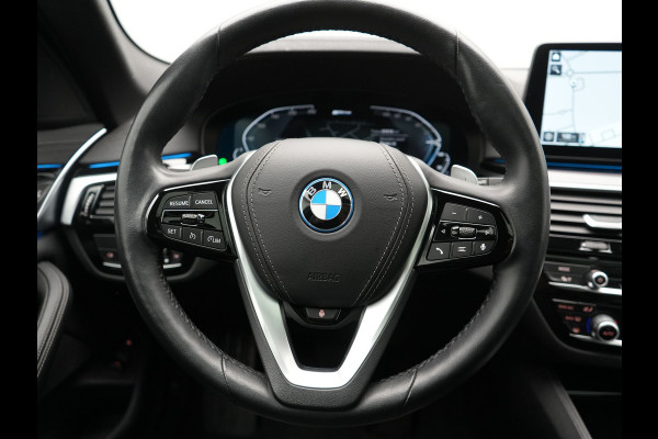 BMW 5 Serie Touring 530e xDrive Luxury Line PHEV 293pk Dealer O.H. | Panodak | Head Up | Camera | Lederen Comfortzetels Massage & Memory | Laser LED | Sfeerverlichting | Stuur Verwarmd | Keyless | Apple Carplay | Plug In Hybrid
