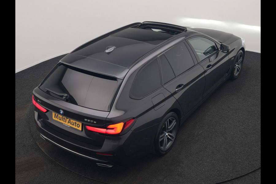 BMW 5 Serie Touring 530e xDrive Luxury Line PHEV 293pk Dealer O.H. | Panodak | Head Up | Camera | Lederen Comfortzetels Massage & Memory | Laser LED | Sfeerverlichting | Stuur Verwarmd | Keyless | Apple Carplay | Plug In Hybrid