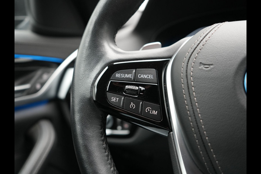 BMW 5 Serie Touring 530e xDrive Luxury Line PHEV 293pk Dealer O.H. | Panodak | Head Up | Camera | Lederen Comfortzetels Massage & Memory | Laser LED | Sfeerverlichting | Stuur Verwarmd | Keyless | Apple Carplay | Plug In Hybrid
