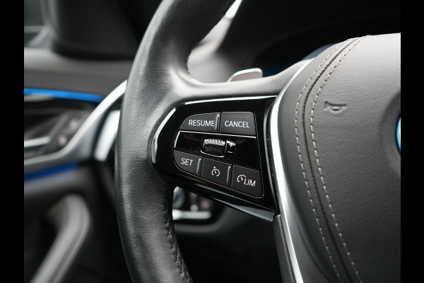 BMW 5 Serie Touring 530e xDrive Luxury Line PHEV 293pk Dealer O.H. | Panodak | Head Up | Camera | Lederen Comfortzetels Massage & Memory | Laser LED | Sfeerverlichting | Stuur Verwarmd | Keyless | Apple Carplay | Plug In Hybrid