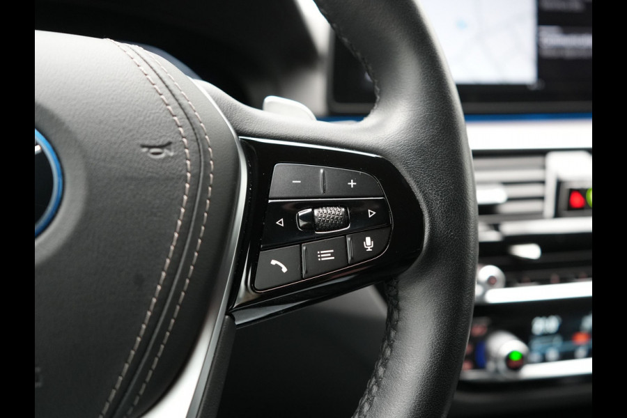 BMW 5 Serie Touring 530e xDrive Luxury Line PHEV 293pk Dealer O.H. | Panodak | Head Up | Camera | Lederen Comfortzetels Massage & Memory | Laser LED | Sfeerverlichting | Stuur Verwarmd | Keyless | Apple Carplay | Plug In Hybrid