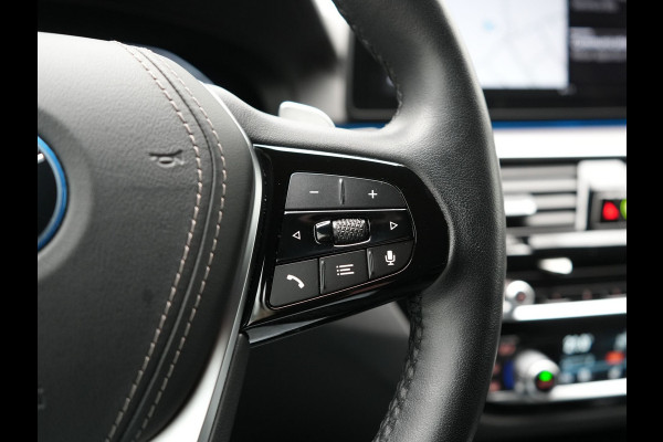 BMW 5 Serie Touring 530e xDrive Luxury Line PHEV 293pk Dealer O.H. | Panodak | Head Up | Camera | Lederen Comfortzetels Massage & Memory | Laser LED | Sfeerverlichting | Stuur Verwarmd | Keyless | Apple Carplay | Plug In Hybrid
