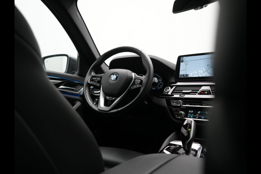 BMW 5 Serie Touring 530e xDrive Luxury Line PHEV 293pk Dealer O.H. | Panodak | Head Up | Camera | Lederen Comfortzetels Massage & Memory | Laser LED | Sfeerverlichting | Stuur Verwarmd | Keyless | Apple Carplay | Plug In Hybrid