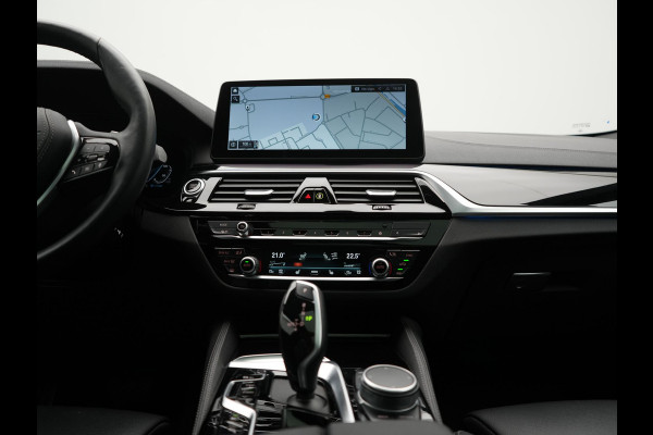 BMW 5 Serie Touring 530e xDrive Luxury Line PHEV 293pk Dealer O.H. | Panodak | Head Up | Camera | Lederen Comfortzetels Massage & Memory | Laser LED | Sfeerverlichting | Stuur Verwarmd | Keyless | Apple Carplay | Plug In Hybrid