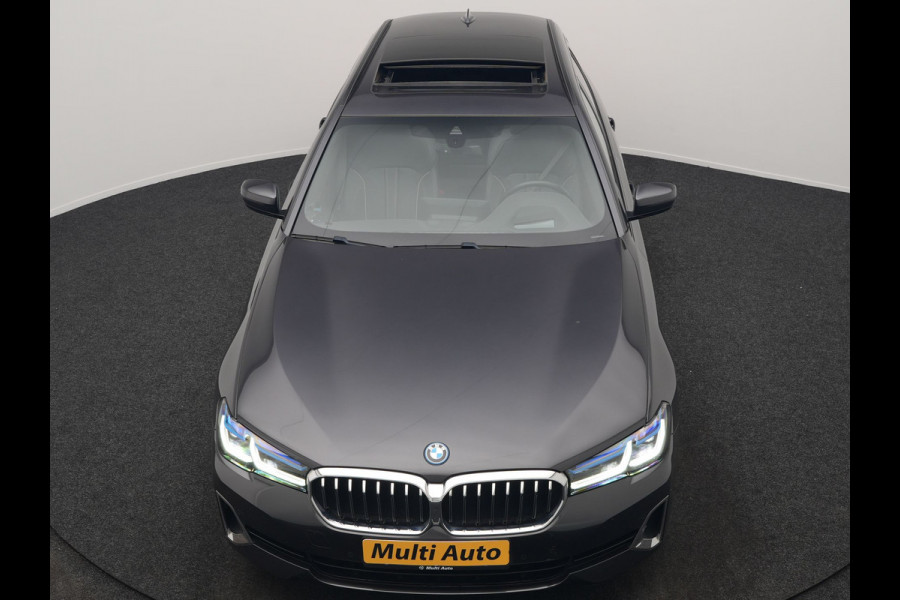 BMW 5 Serie Touring 530e xDrive Luxury Line PHEV 293pk Dealer O.H. | Panodak | Head Up | Camera | Lederen Comfortzetels Massage & Memory | Laser LED | Sfeerverlichting | Stuur Verwarmd | Keyless | Apple Carplay | Plug In Hybrid