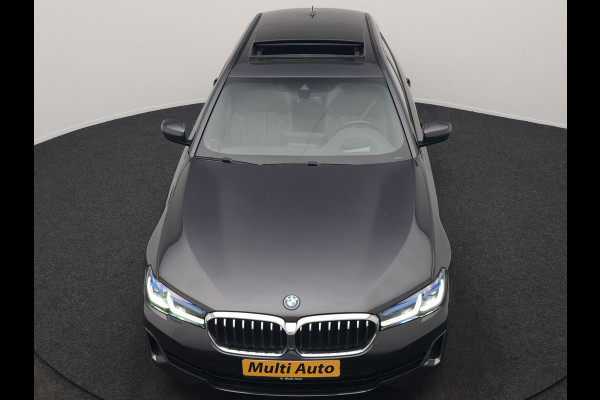 BMW 5 Serie Touring 530e xDrive Luxury Line PHEV 293pk Dealer O.H. | Panodak | Head Up | Camera | Lederen Comfortzetels Massage & Memory | Laser LED | Sfeerverlichting | Stuur Verwarmd | Keyless | Apple Carplay | Plug In Hybrid