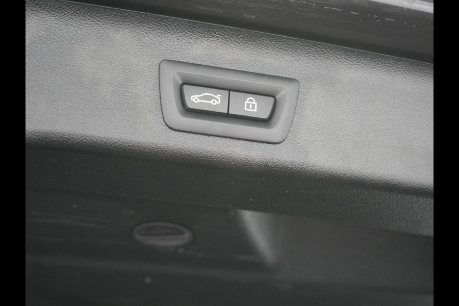 BMW 5 Serie Touring 530e xDrive Luxury Line PHEV 293pk Dealer O.H. | Panodak | Head Up | Camera | Lederen Comfortzetels Massage & Memory | Laser LED | Sfeerverlichting | Stuur Verwarmd | Keyless | Apple Carplay | Plug In Hybrid