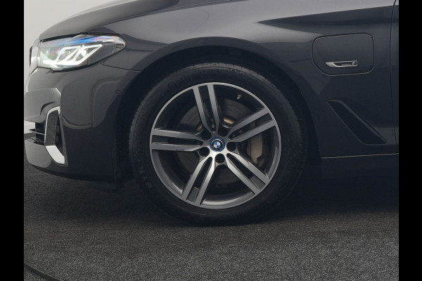 BMW 5 Serie Touring 530e xDrive Luxury Line PHEV 293pk Dealer O.H. | Panodak | Head Up | Camera | Lederen Comfortzetels Massage & Memory | Laser LED | Sfeerverlichting | Stuur Verwarmd | Keyless | Apple Carplay | Plug In Hybrid