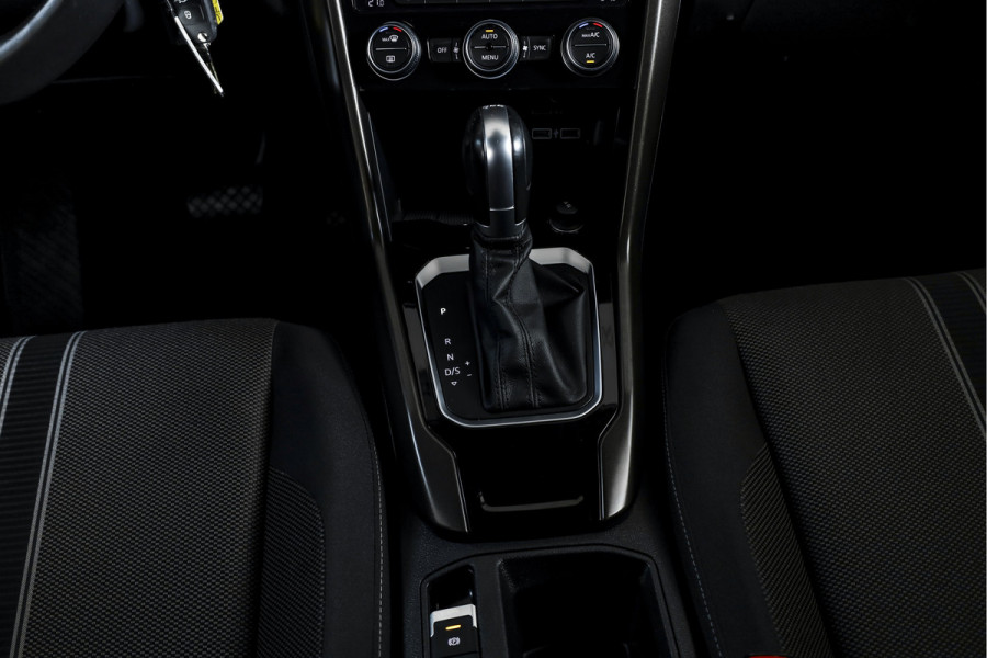 Volkswagen T-Roc 1.5 TSI 150 PK Style Business - Automaat | Adapt. Cruise | Stoelverw. | PDC | Camera | NAV + App. Connect | LED | ECC | Trekhaak | LM 17" |