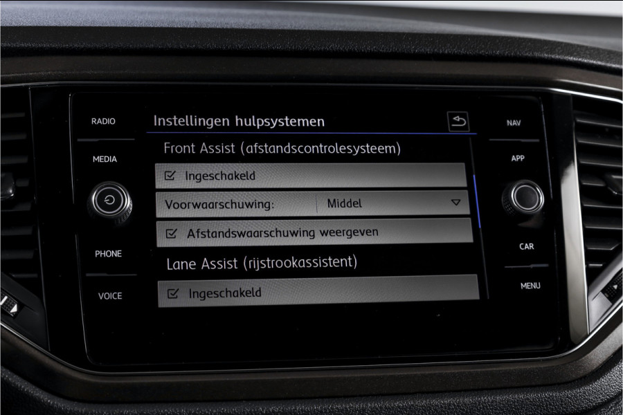 Volkswagen T-Roc 1.5 TSI 150 PK Style Business - Automaat | Adapt. Cruise | Stoelverw. | PDC | Camera | NAV + App. Connect | LED | ECC | Trekhaak | LM 17" |