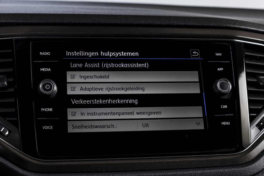 Volkswagen T-Roc 1.5 TSI 150 PK Style Business - Automaat | Adapt. Cruise | Stoelverw. | PDC | Camera | NAV + App. Connect | LED | ECC | Trekhaak | LM 17" |