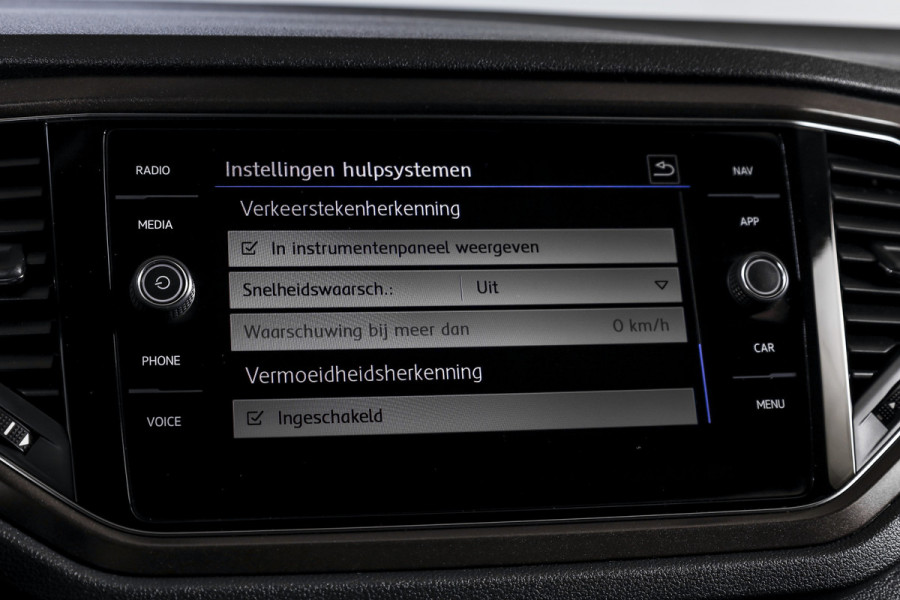 Volkswagen T-Roc 1.5 TSI 150 PK Style Business - Automaat | Adapt. Cruise | Stoelverw. | PDC | Camera | NAV + App. Connect | LED | ECC | Trekhaak | LM 17" |