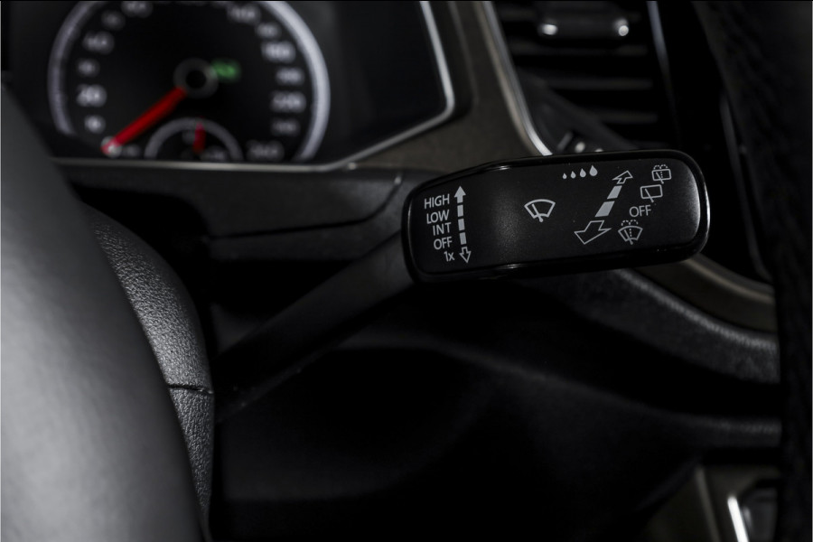 Volkswagen T-Roc 1.5 TSI 150 PK Style Business - Automaat | Adapt. Cruise | Stoelverw. | PDC | Camera | NAV + App. Connect | LED | ECC | Trekhaak | LM 17" |