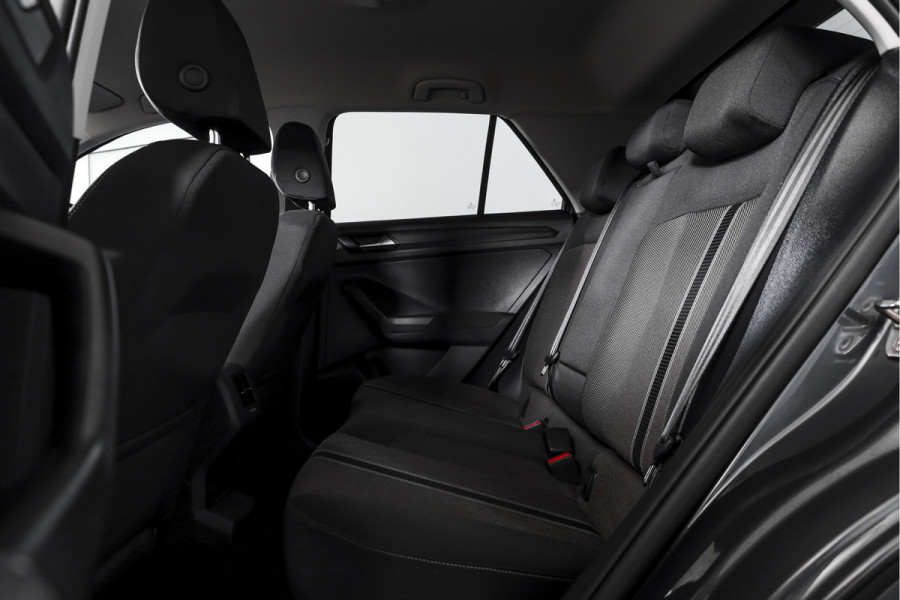 Volkswagen T-Roc 1.5 TSI 150 PK Style Business - Automaat | Adapt. Cruise | Stoelverw. | PDC | Camera | NAV + App. Connect | LED | ECC | Trekhaak | LM 17" |