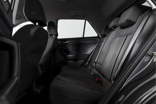 Volkswagen T-Roc 1.5 TSI 150 PK Style Business - Automaat | Adapt. Cruise | Stoelverw. | PDC | Camera | NAV + App. Connect | LED | ECC | Trekhaak | LM 17" |