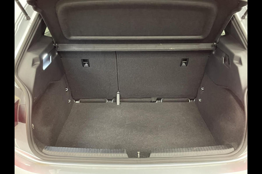 CUPRA Born Business 62 kWh Navigatie Apple Carplay/Android Auto Camera Parkeersensoren Adaptive Cruise Control Stuurverwarming Lichtmetalen velgen Climate Control