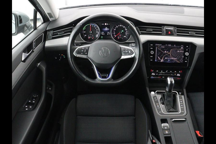 Volkswagen Passat 1.4 TSI PHEV GTE | Stoelverwarming | Trekhaak | Massage | Camera | Carplay | Keyless | Matrix LED | Navigatie | Adaptive cruise | Park Assist | Climate control | Plug In