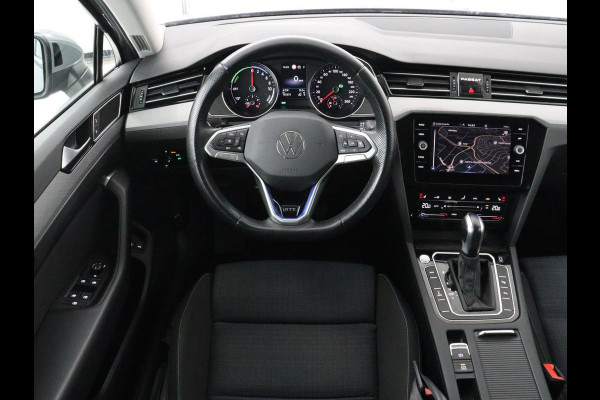 Volkswagen Passat 1.4 TSI PHEV GTE | Stoelverwarming | Trekhaak | Massage | Camera | Carplay | Keyless | Matrix LED | Navigatie | Adaptive cruise | Park Assist | Climate control | Plug In