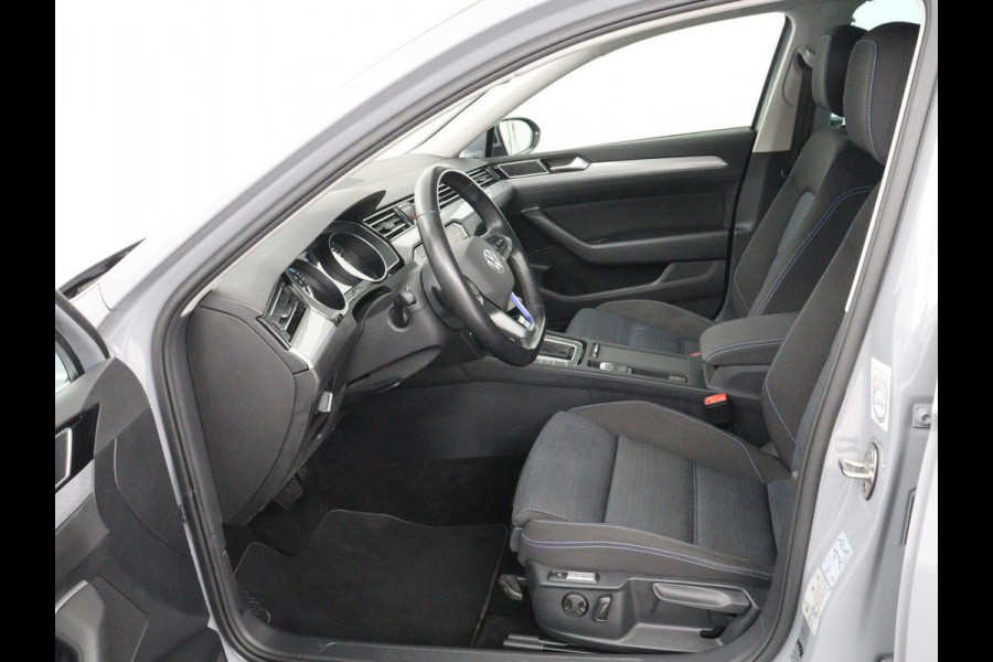 Volkswagen Passat 1.4 TSI PHEV GTE | Stoelverwarming | Trekhaak | Massage | Camera | Carplay | Keyless | Matrix LED | Navigatie | Adaptive cruise | Park Assist | Climate control | Plug In