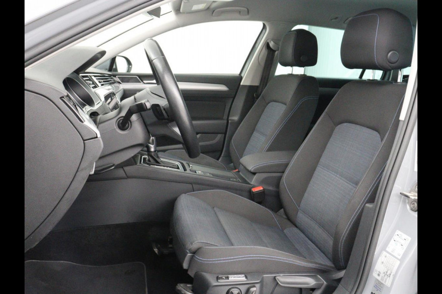 Volkswagen Passat 1.4 TSI PHEV GTE | Stoelverwarming | Trekhaak | Massage | Camera | Carplay | Keyless | Matrix LED | Navigatie | Adaptive cruise | Park Assist | Climate control | Plug In