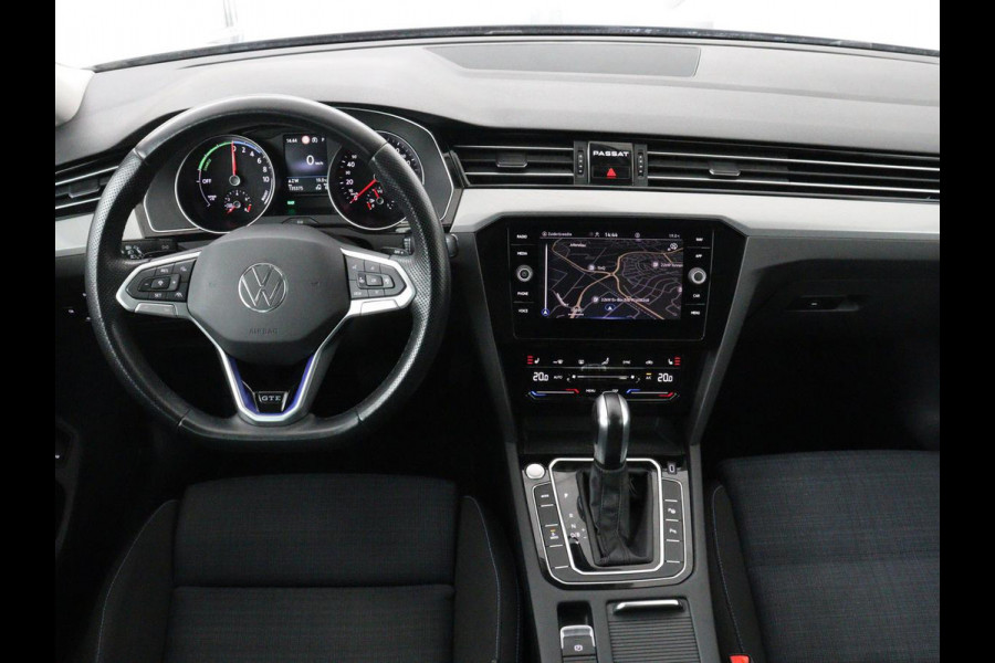 Volkswagen Passat 1.4 TSI PHEV GTE | Stoelverwarming | Trekhaak | Massage | Camera | Carplay | Keyless | Matrix LED | Navigatie | Adaptive cruise | Park Assist | Climate control | Plug In