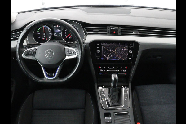 Volkswagen Passat 1.4 TSI PHEV GTE | Stoelverwarming | Trekhaak | Massage | Camera | Carplay | Keyless | Matrix LED | Navigatie | Adaptive cruise | Park Assist | Climate control | Plug In