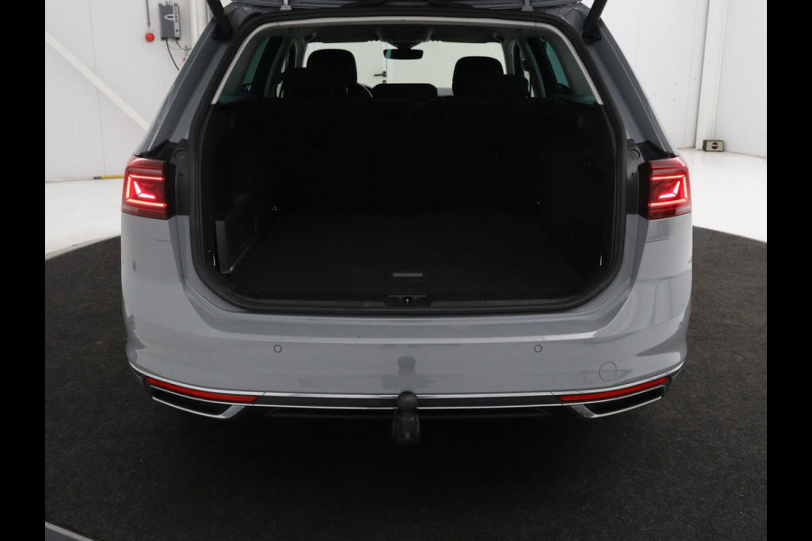 Volkswagen Passat 1.4 TSI PHEV GTE | Stoelverwarming | Trekhaak | Massage | Camera | Carplay | Keyless | Matrix LED | Navigatie | Adaptive cruise | Park Assist | Climate control | Plug In
