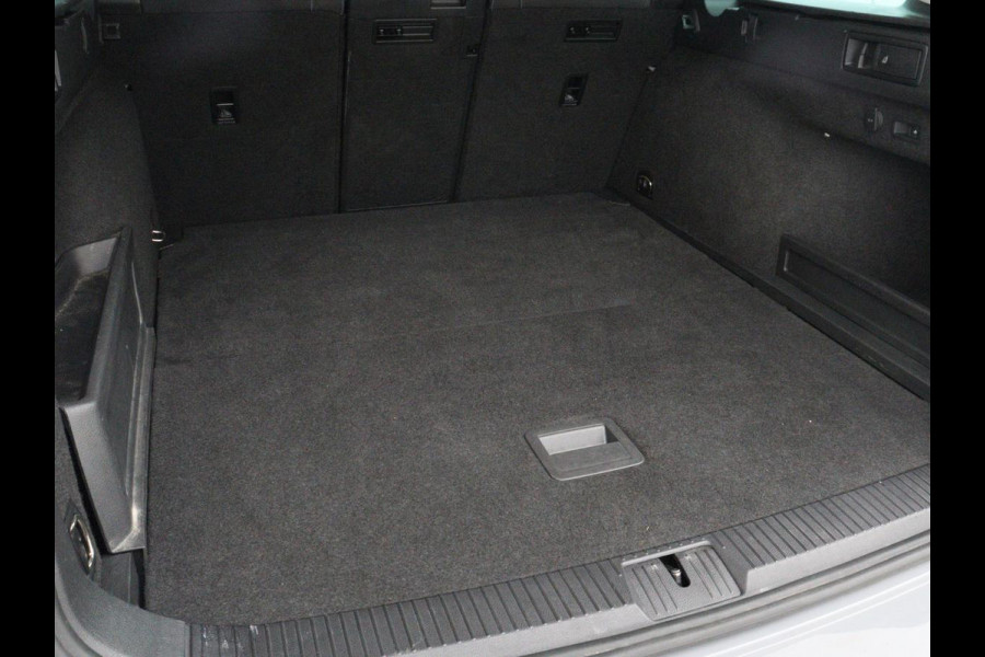 Volkswagen Passat 1.4 TSI PHEV GTE | Stoelverwarming | Trekhaak | Massage | Camera | Carplay | Keyless | Matrix LED | Navigatie | Adaptive cruise | Park Assist | Climate control | Plug In