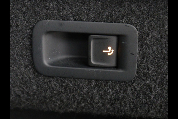 Volkswagen Passat 1.4 TSI PHEV GTE | Stoelverwarming | Trekhaak | Massage | Camera | Carplay | Keyless | Matrix LED | Navigatie | Adaptive cruise | Park Assist | Climate control | Plug In